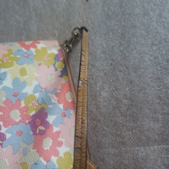LOW START Coach Peyton Floral Medium Wristlet - Picture 14 of 14
